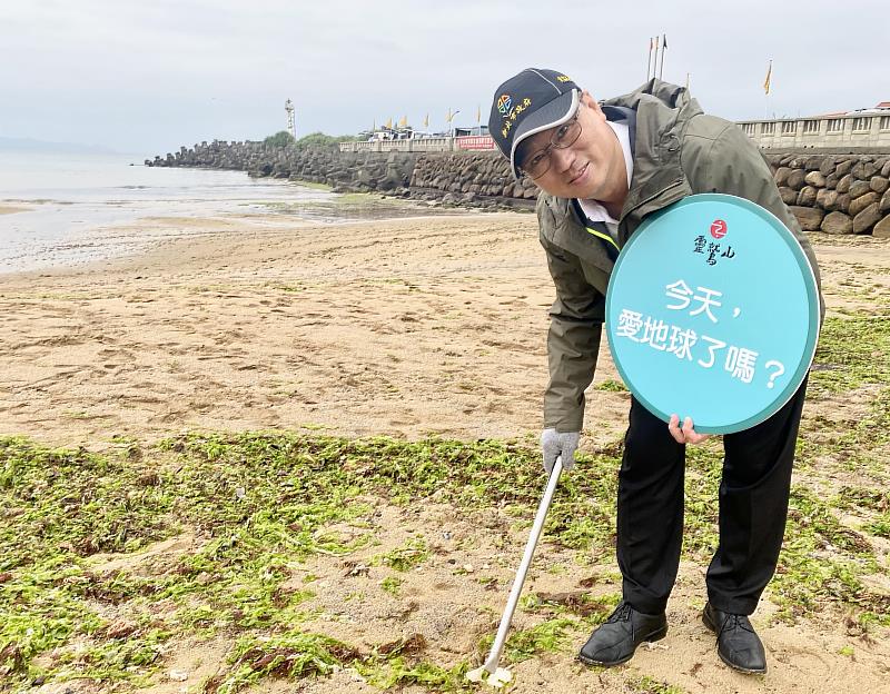 柯建輝區長到海灘和網友一起淨灘。（圖/靈鷲山佛教教團提供）