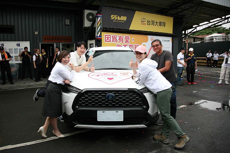 全方位藝人同時也是55688多元計程車駕駛黃少谷(左二)的車子在環島過程中做為愛心補給車，為環島的運匠大哥提供補給品。(左一為暖心協會理事長李瓊淑、前排右一為55688集團執行長林念臻、後排右一為完成徒步環島壯舉的暖心協會秘書長李永漢)