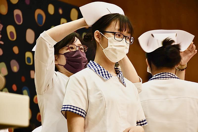 護理學系老師為學生進行加冠