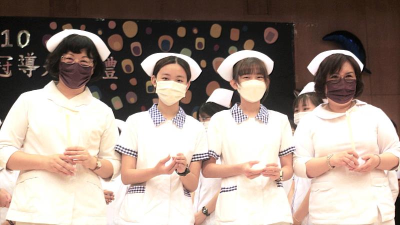 護理學院李碧娥院長、護理學系林淑媛主任導光