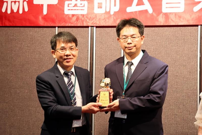 新任花蓮縣中醫師公會第二十五屆理事長，何宗融（右一）承諾全力以赴，將促進各種學術活動和研討會，為中醫師們提供更好的學習交流平台，推動中醫科學化的進步和創新。