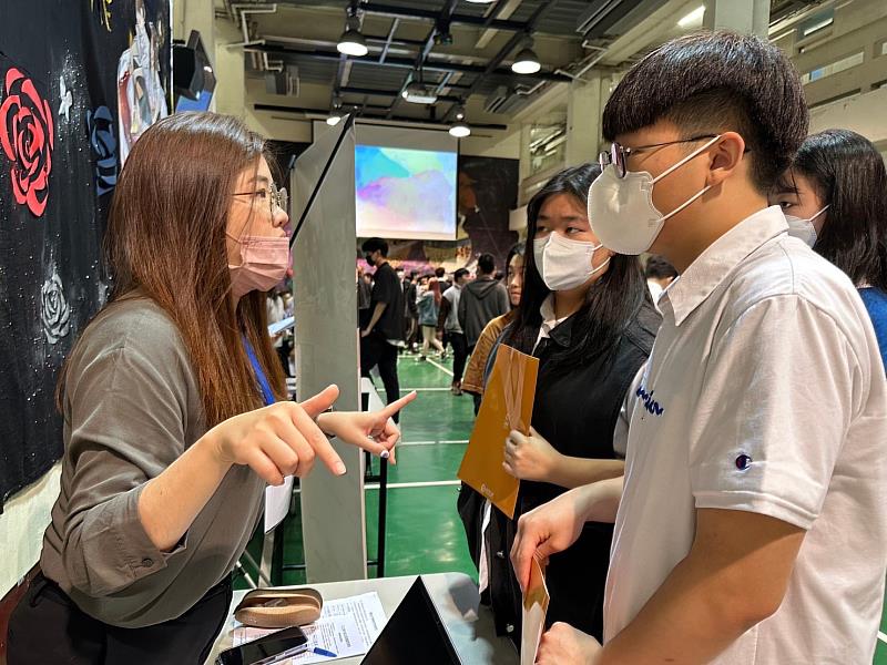 參展廠商積極為學生介紹單位特色，並說明開設的職缺內容。開平餐飲學校/提供
