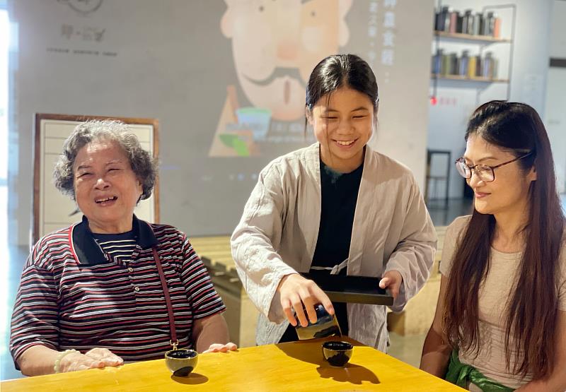 現場民眾開心品茗並與小茶人親切互動