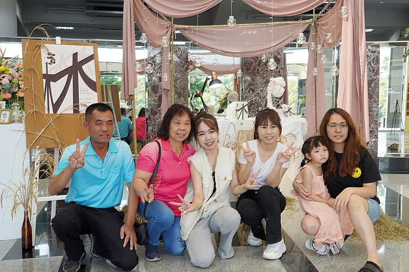 大葉大學視傳系林子玟(左三)舉辦畢業展，家人到場支持