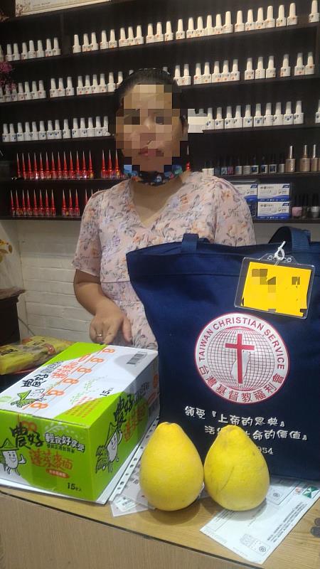 阿華家人領取食物包物資(照片由台灣基督教福利會提供)