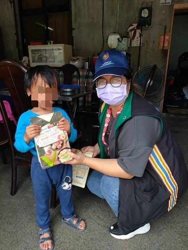 食物包愛心物資發放(照片由台灣基督教福利會提供)