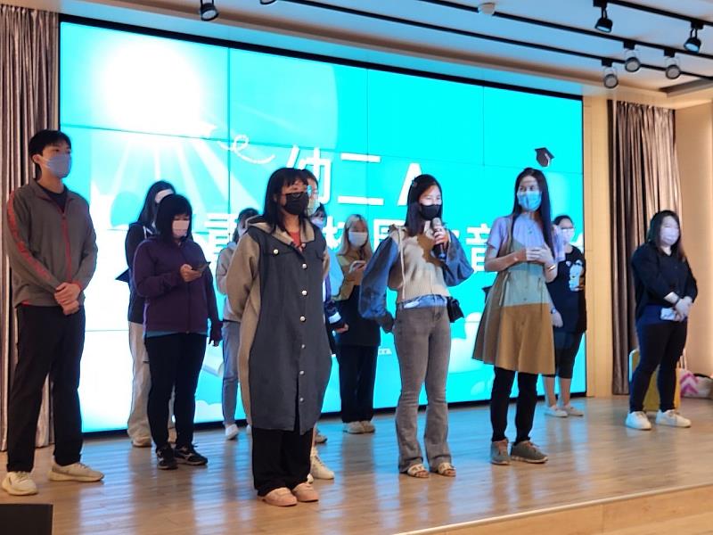 二年級學生帶來短劇與歌曲表演