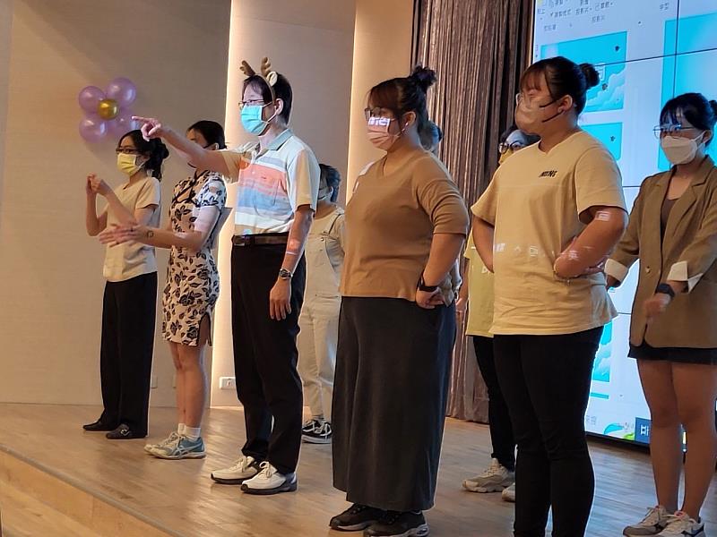 一年級學生帶來歌曲表演
