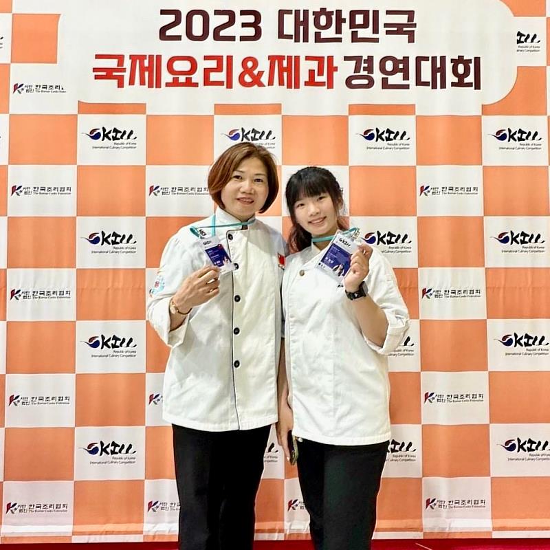 中臺科大兩位總統教育獎得主李鳳珠(左)與吳宜霏(右)合影共享殊榮