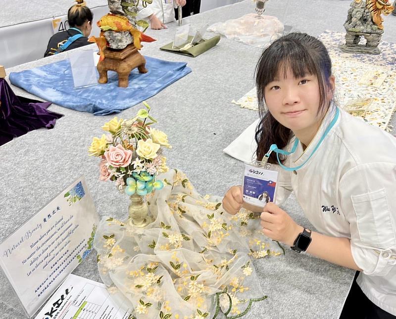 吳宜霏同學在2023韓國餐飲國際大賽(KICC)中與作品合影