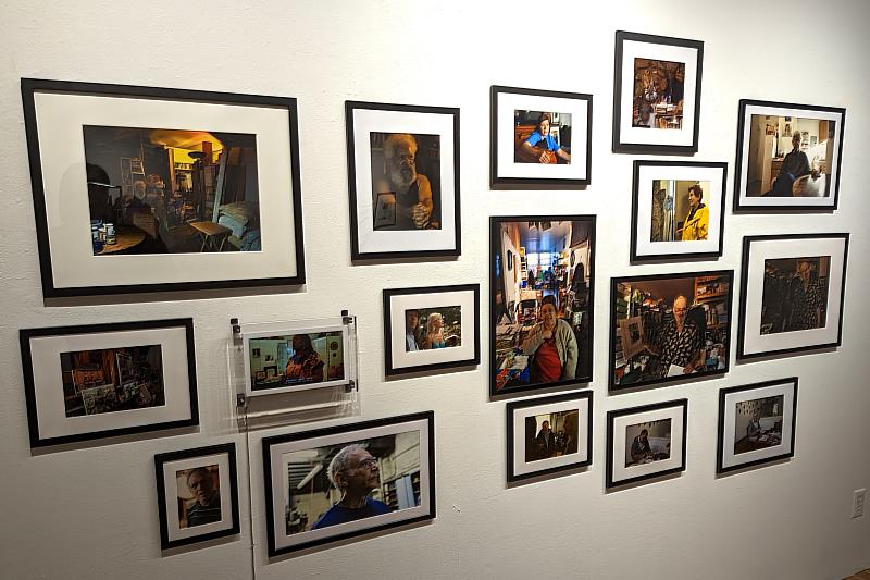 「共振─魏斯貝絲計畫」展出何孟娟2013年至今的攝影、錄像及紀錄片等作品，呈現魏斯貝絲公寓內藝術家居民的生活樣貌。