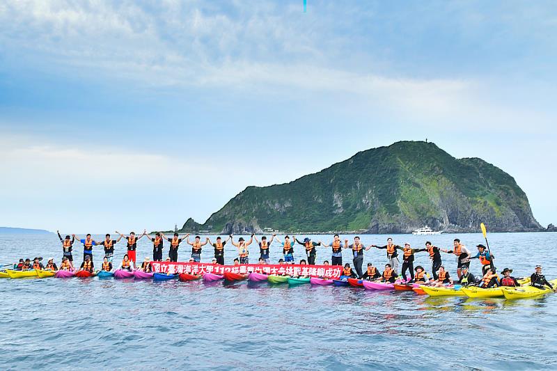 海大畢業生划獨木舟與海共舞 成功航向基隆嶼展現挑戰自我精神