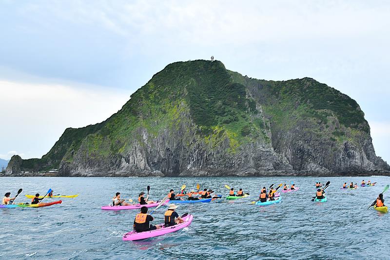 今年挑戰活動首度帶領海大畢業生繞行基隆嶼一周