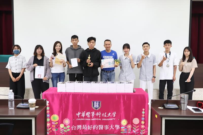 愛爾麗醫療集團捐款幫助經濟弱勢學生圓夢,學生帶著各式成果向常如山總裁表達感謝