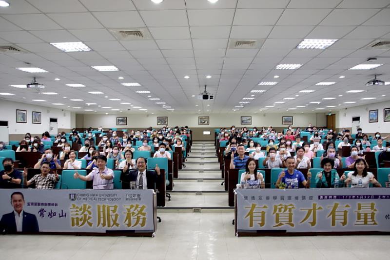 愛爾麗醫療集團捐款幫助經濟弱勢學生圓夢,學生帶著各式成果向常如山總裁表達感謝