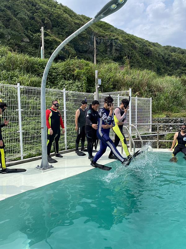 侯友宜市長表示，為因應炎炎夏日民眾從事水域遊憩活動高峰，指示消防局每年於夏季前積極辦理各項水域救援訓練，如船艇訓練、潛水訓練等，提升水域事故救援能力，以保障全體市民的生命安全。