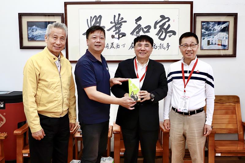 馬祖酒廠劉九銘總經理回贈馬祖總統酒