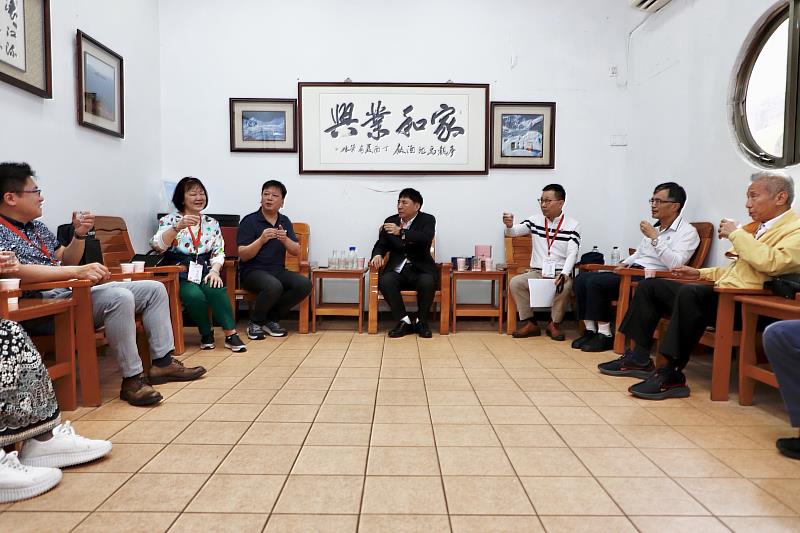 海大校長及校友們拜會馬祖酒廠親自討論細節