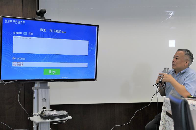 圖3 國立陽明交通大學電信工程研究所黃紹華教授現場演示客語AI應用