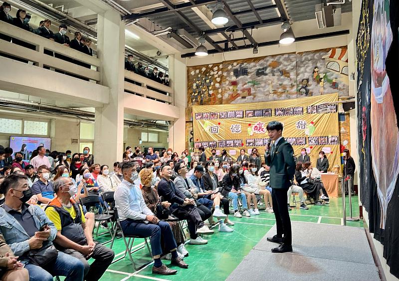 開平餐飲112年班成果展以「享一饗」為主題，學生說明本次成果展特色與各展區介紹。開平餐飲學校/提供