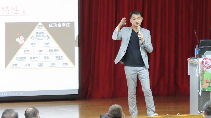 南華大學創業楷模講座邀請晨間廚房邱明正總經理蒞校演講，分享創業的心路歷程。