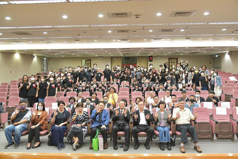 南華大學生死學系殯葬組舉辦實習成果發表會，現場大合照。