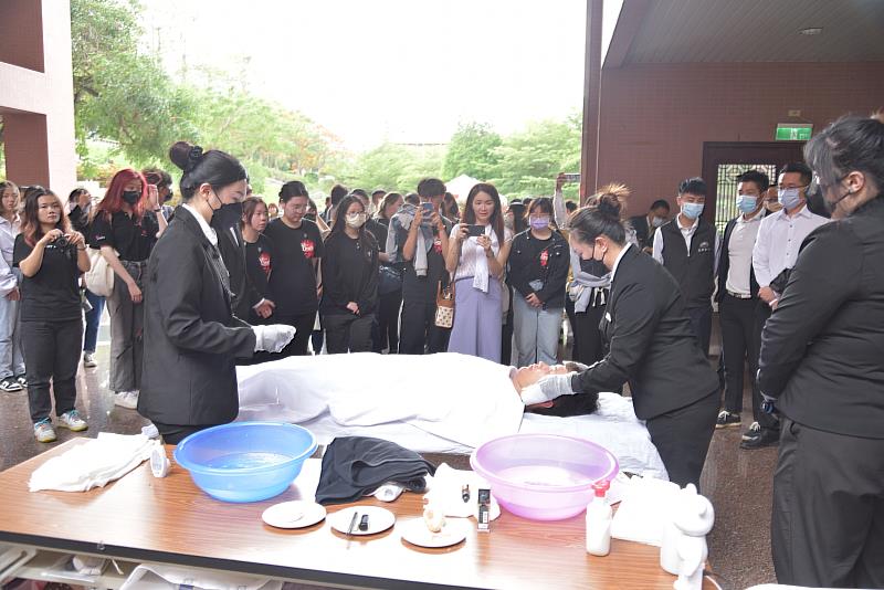 南華大學生死學系殯葬組首度以展演方式呈現實習成果。