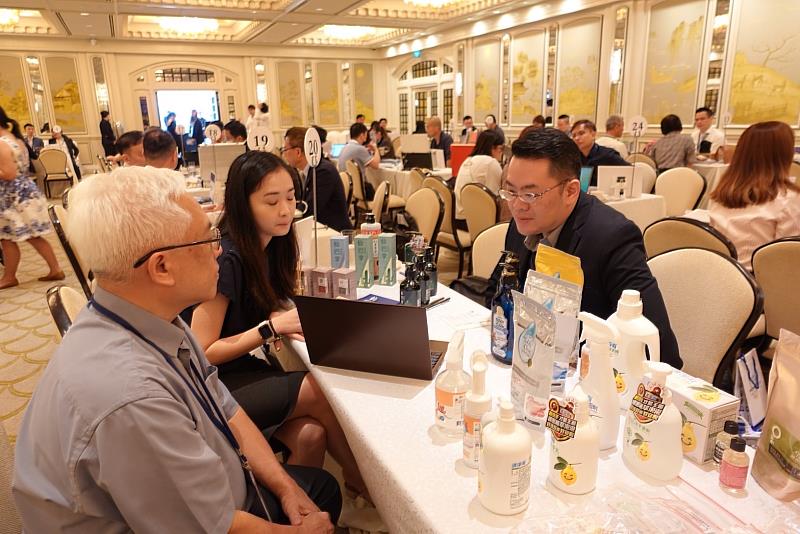 本團團長-清淨海生技羅董事長表示新加坡買主對台灣清潔劑用品有著高度興趣。(貿協提供)