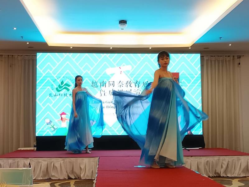 崑大時尚系學生進行台灣與越南文化共構藝術表演