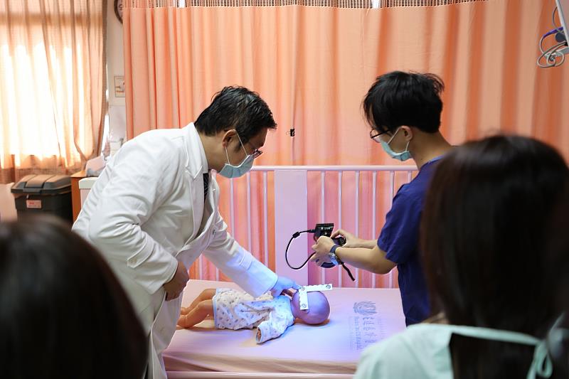 今年花蓮地方法院一共23位法官到花蓮慈濟醫院兒少保護區域醫療整合中心參訪，張雲傑主任負責兒科加護病房驗傷示範，使用多波域光源機驗傷，找出孩童隱藏的受傷部位，吸引眾多法官的目光，並與醫師討論驗傷證據保存方式。