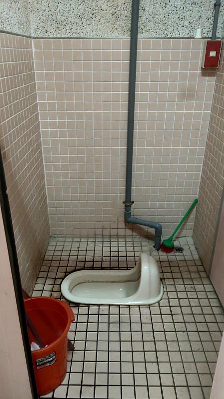 東安國小老舊廁所