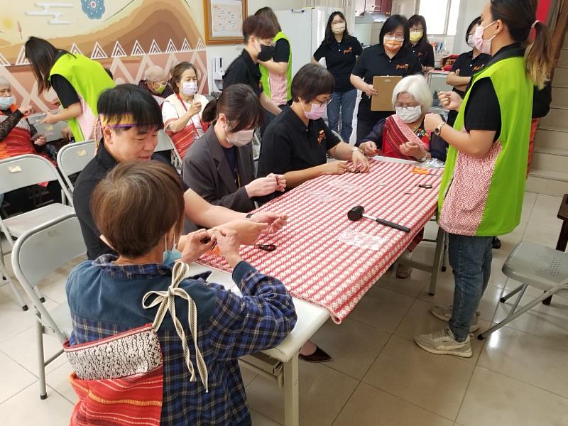 富宇慈善基金會與長輩一起DIY泰雅圖騰的鑰匙圈