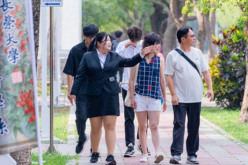 長榮大學試務人員介紹校園