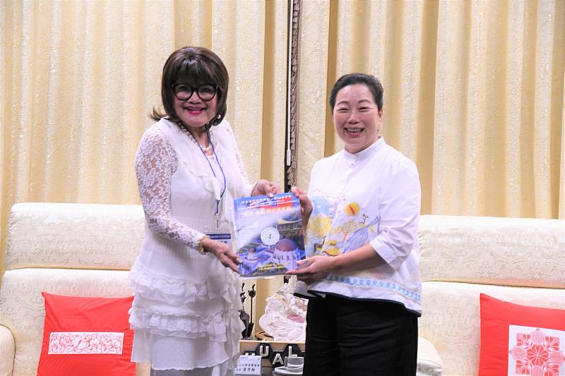 主任委員黃秀梅代表全美台聯會向縣府致贈精美的絲巾工藝品和年刊