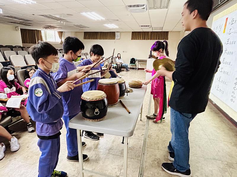 淡水鄧公國小5年級學童分組練習北管樂器，體驗「傳統重金屬」震撼力