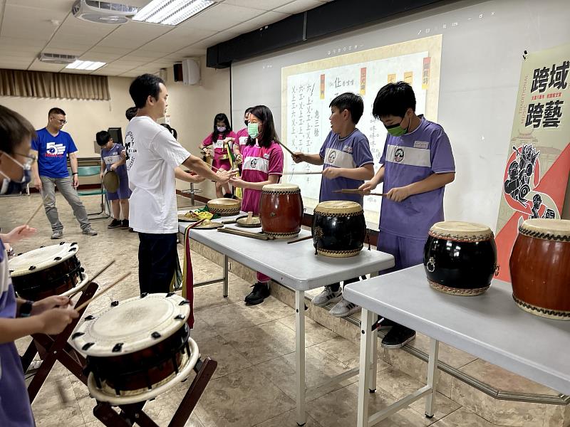 新北市北管音樂保存者「淡水南北軒」至淡水在地鄧公國小親自指導，讓學童透過實際操演認識北管音樂