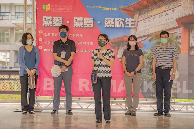 莊慧玲校長(中)率領行政主管出席，歡迎考生及家長。