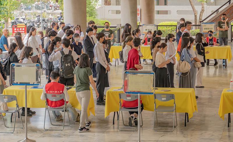 考生踴躍報到