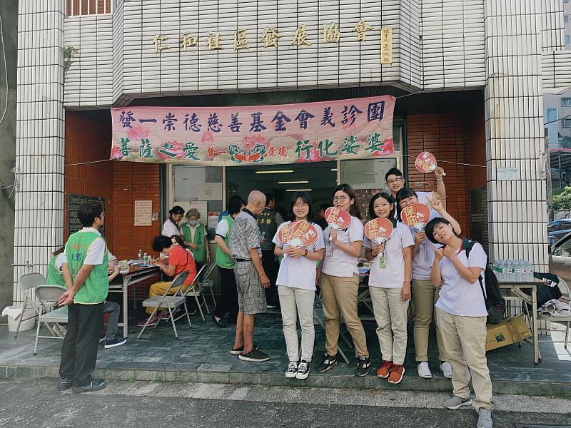 信義房屋新市店店長周威宇當年剛入行，就常常與分店同事一起到社區做服務。