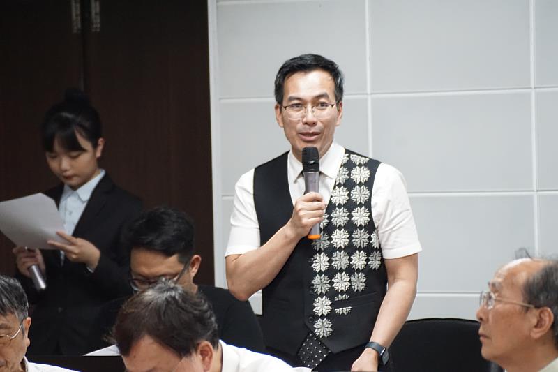 原住民民族學院石忠山院長介紹東華大學及原住民民族學院簡況。
