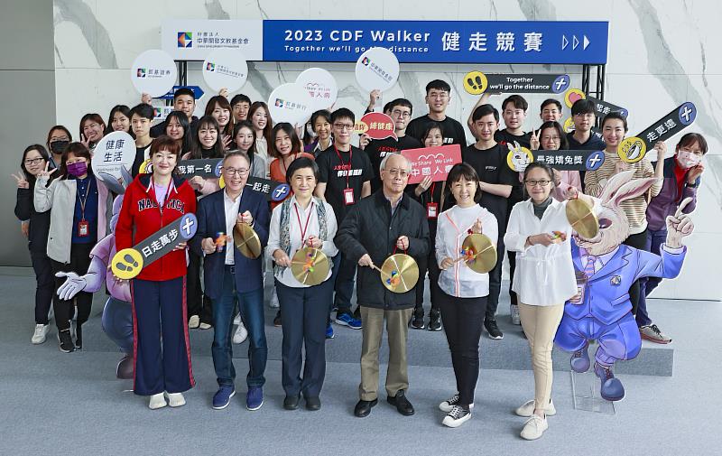 開發金控董事長黃思國(左四)為健走競賽活動敲鑼，鼓勵員工健走實踐永續低碳生活