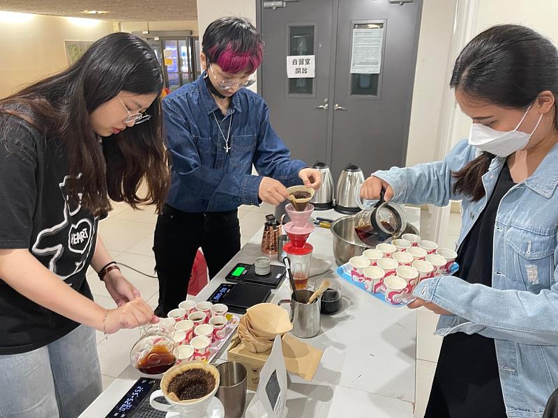 咖啡社同學現場親泡手沖咖啡。