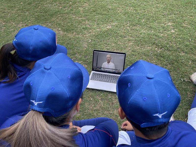 頂新和德文教基金會魏應充創辦人，透過影片鼓勵女棒們以平常心應戰，同時也期勉她們能獲得佳績。（頂新和德文教基金會提供）