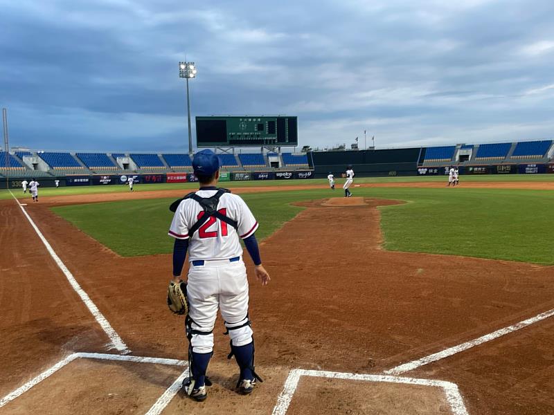 為了能更熟悉比賽現場，於斗六棒球場，安排夜間密集訓練，預先做好夜間比賽的環境適應。（頂新和德文教基金會提供）