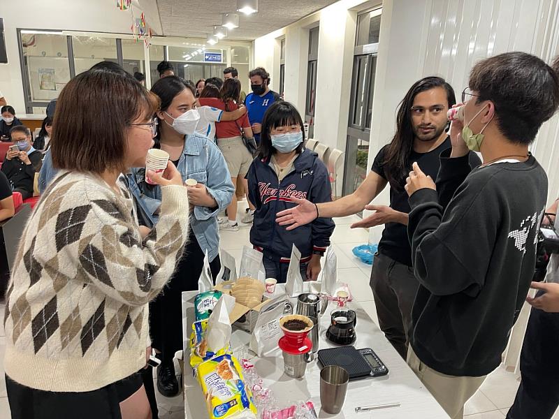 瓜地馬拉同學分享當地咖啡特色與風味。