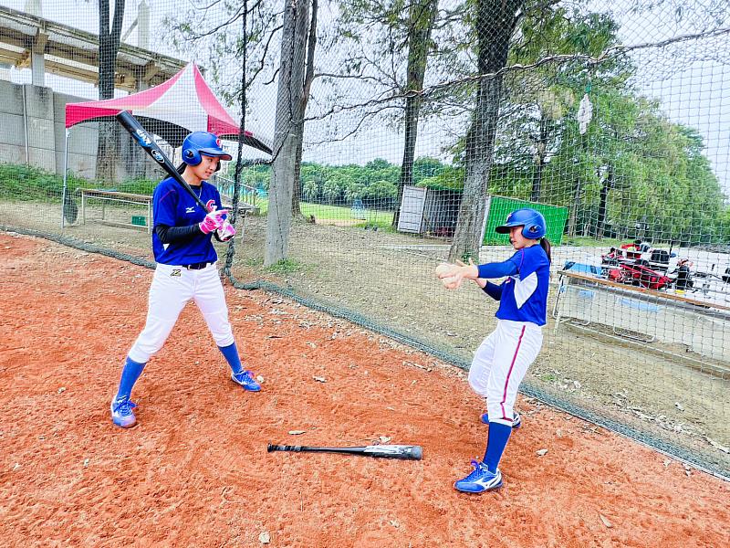 張甄芸（左）非棒球科班出身的她，第一次代表中華隊出戰。（頂新和德文教基金會提供）