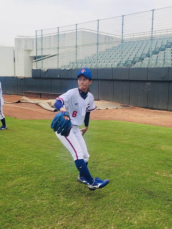 接棒未來女子棒球隊隊黃巧芸是中華隊的老將，同時也是旅日選手的她，特地返台參加中華隊。（頂新和德文教基金會提供）