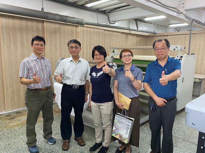 群馥實業參觀材料系類產線基地「大型熱壓機」
