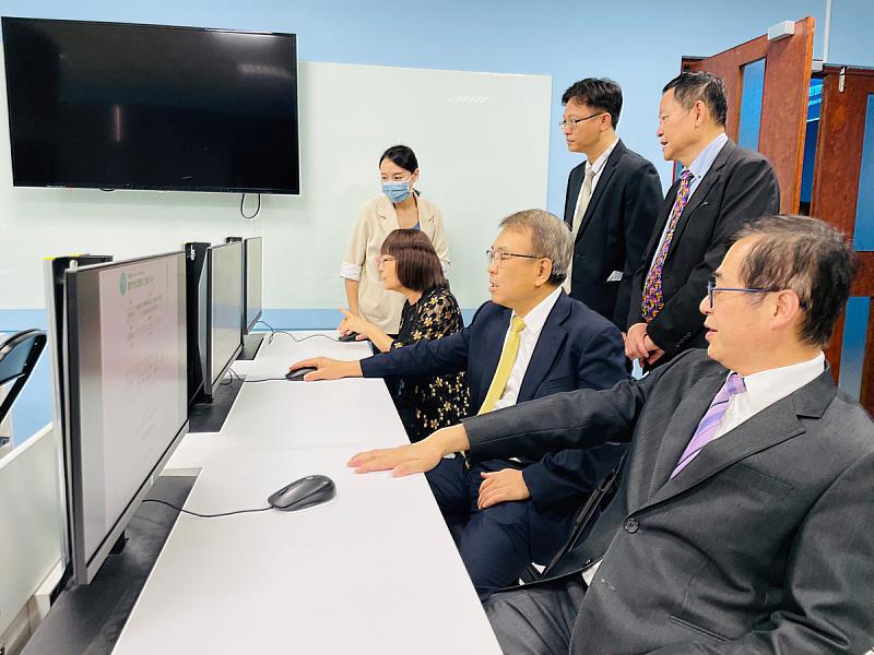 義守大學全體動員規劃完善國家考試電腦化測驗試場，校長陳振遠(中)與考試委員一同體驗國考數位化系統(照片來源：義守大學提供)。