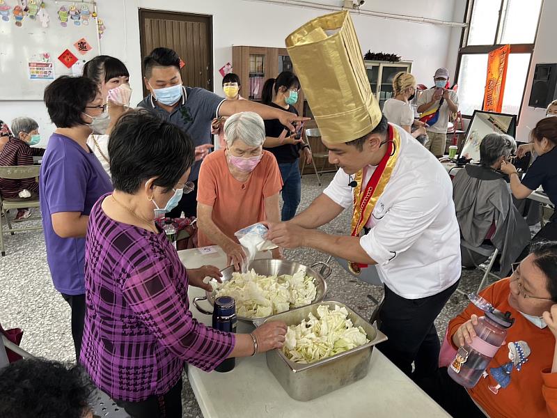 王昱翔(右)帶領嘉義古民社區居民製作料理